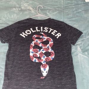 grey and black hollister tee, size small